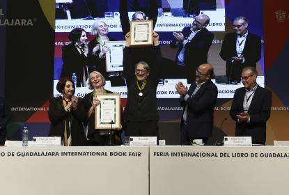 Reciben Margarita de Orellana y Alberto Ruy Sánchez homenaje al Mérito Editorial en la FIL