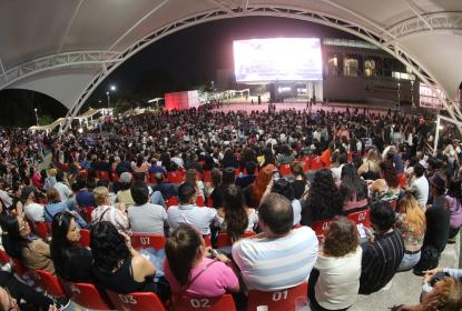 Tres mil 500 personas tras proyección del concierto de Juan Gabriel