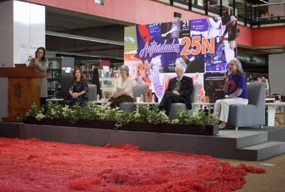 Instalan la red tejida roja sobre el edificio de la BPEJ Juan José Arreola