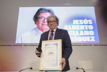 Recibe Jesús Alberto Arellano Rodríguez Homenaje al Bibliotecario en la FIL 38