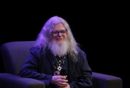 La música se trata de contar historias: Gustavo Santaolalla