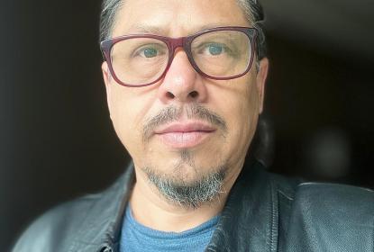 Joel Cortés, egresado de CUGDL, obtiene Premio Nacional de Periodismo de Salud