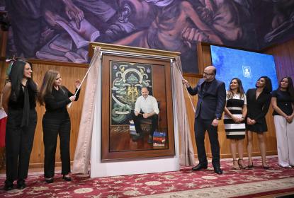 Rectora General de la UdeG, Karla Planter, devela el retrato del ex rector Ricardo Villanueva