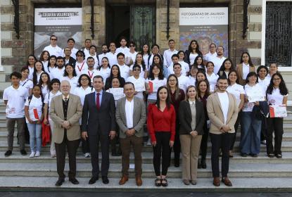 Entregan constancia a 50 jóvenes estudiantes beneficiados con la Beca Grodman 