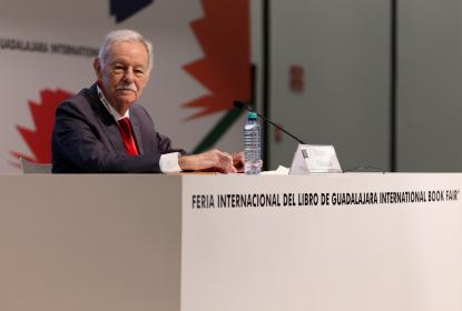 Historia, guerra civil y literatura de Eduardo Mendoza, en la apertura del Salón Carlos Fuentes, de la FIL