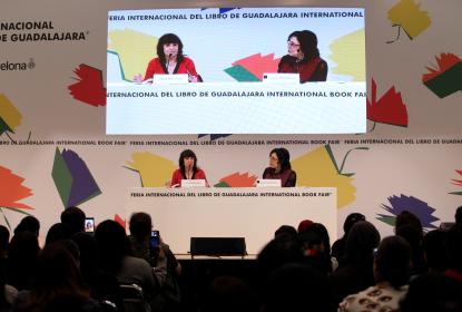 Rosa Montero habla de libros, salud mental y la imaginación con mil jóvenes en la FIL