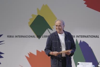 Dialoga Joan Manuel Serrat con su público en la FIL 2025