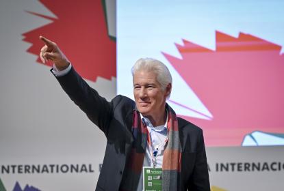 Conquista Richard Gere la Feria Internacional del Libro de Guadalajara 