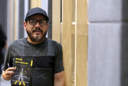 Juan Fernando Covarrubias presentó su primera novela “Nada que salvar” en FIL 2025