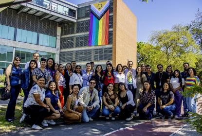 CUCSH coloca bandera LGBTIQ+ en sus instalaciones 