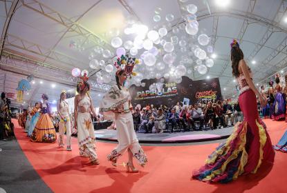Moda, color y patrimonio en el desfile de Takasami en Papirolas 2026