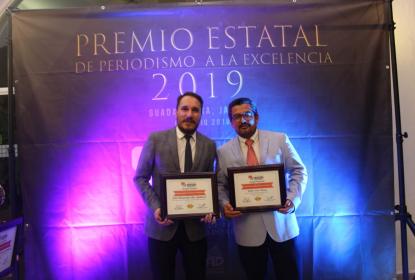 Reciben estudiante y profesor de UDGVirtual el Premio Estatal de Periodismo a la Excelencia