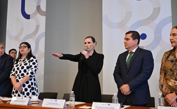 Rinde protesta la doctora Isabel López Pérez, primera Rectora del CUAAD