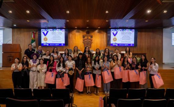 Premia SEMS a alumnas destacadas por su contribución a la creación de referentes femeninos