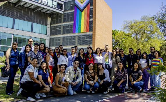 CUCSH coloca bandera LGBTIQ+ en sus instalaciones 