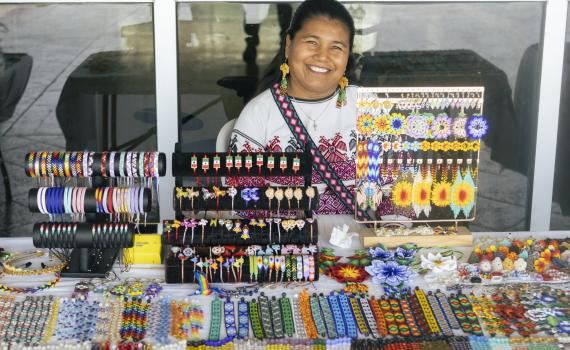 Artistas wixaritari exponen y venden su arte en edificio de Rectoría General