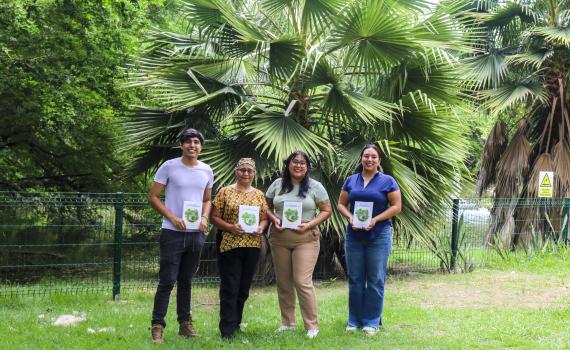Difunden libro con más de 170 especies de flora del CUCosta 