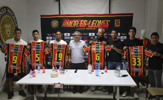 Presentan Leones Negros a sus refuerzos y levantan la voz por el ascenso previo a su debut en casa
