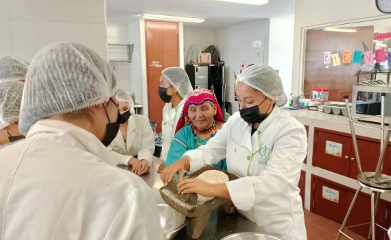Comparten en CUCS conocimientos de la dieta de la milpa tradicional