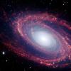 Parte del universo en donde se puede apreciar una galaxia, en el centro hay una estrella blanca gigante y su espiral es roja